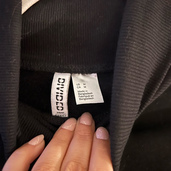 H&M Turtleneck Crop Sweatshirt - Picture 3 of 3